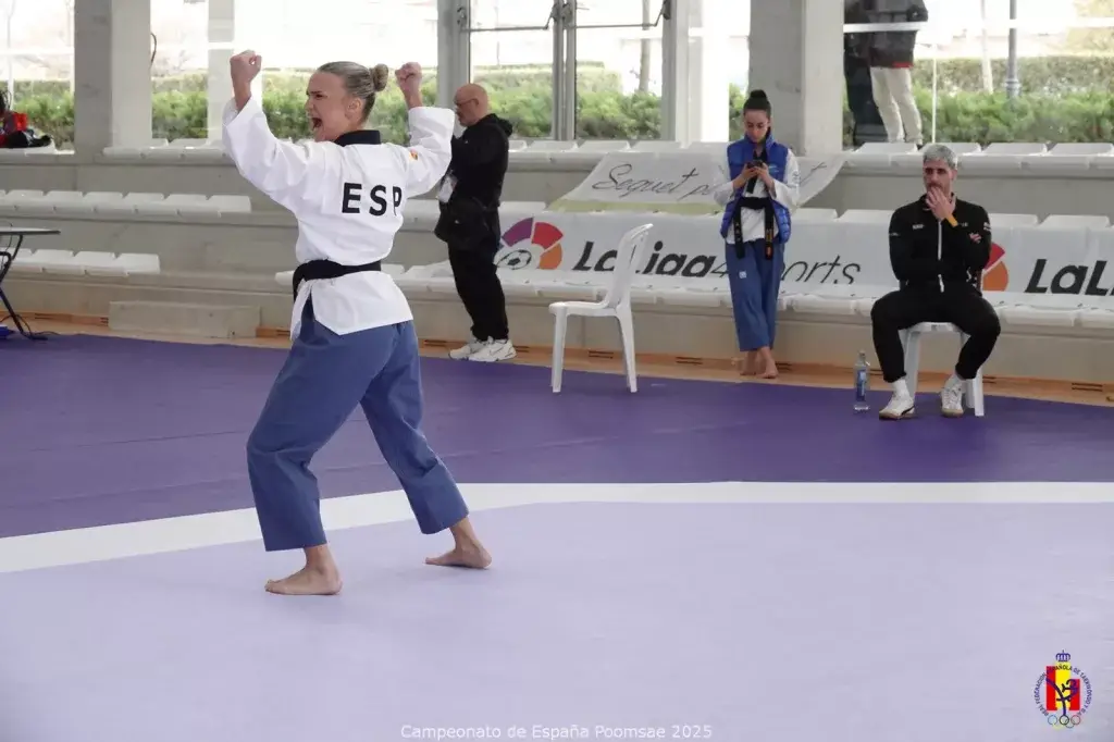 estela ejecutando una técnica de taekwondo