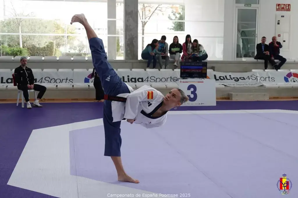 estela andrade ejecutando una patada de taekwondo