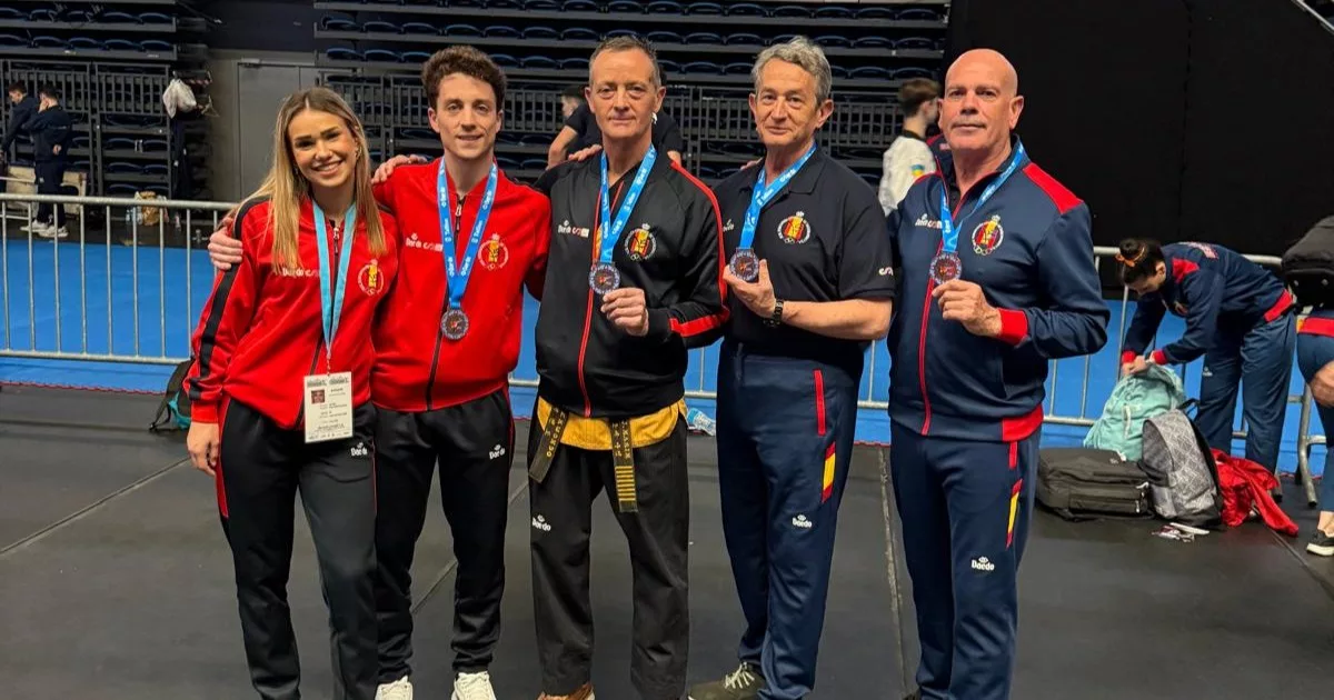 competidores con sus medallas en el cuello